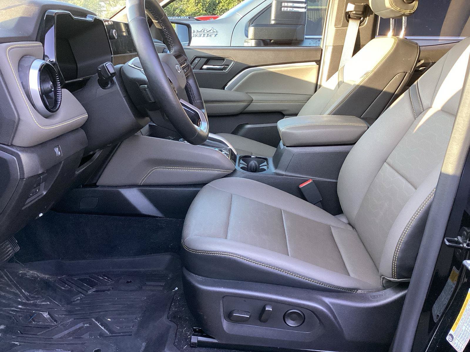 Used 2025 Chevrolet Colorado ZR2 w/ Technology Package AWD/4WD image 9
