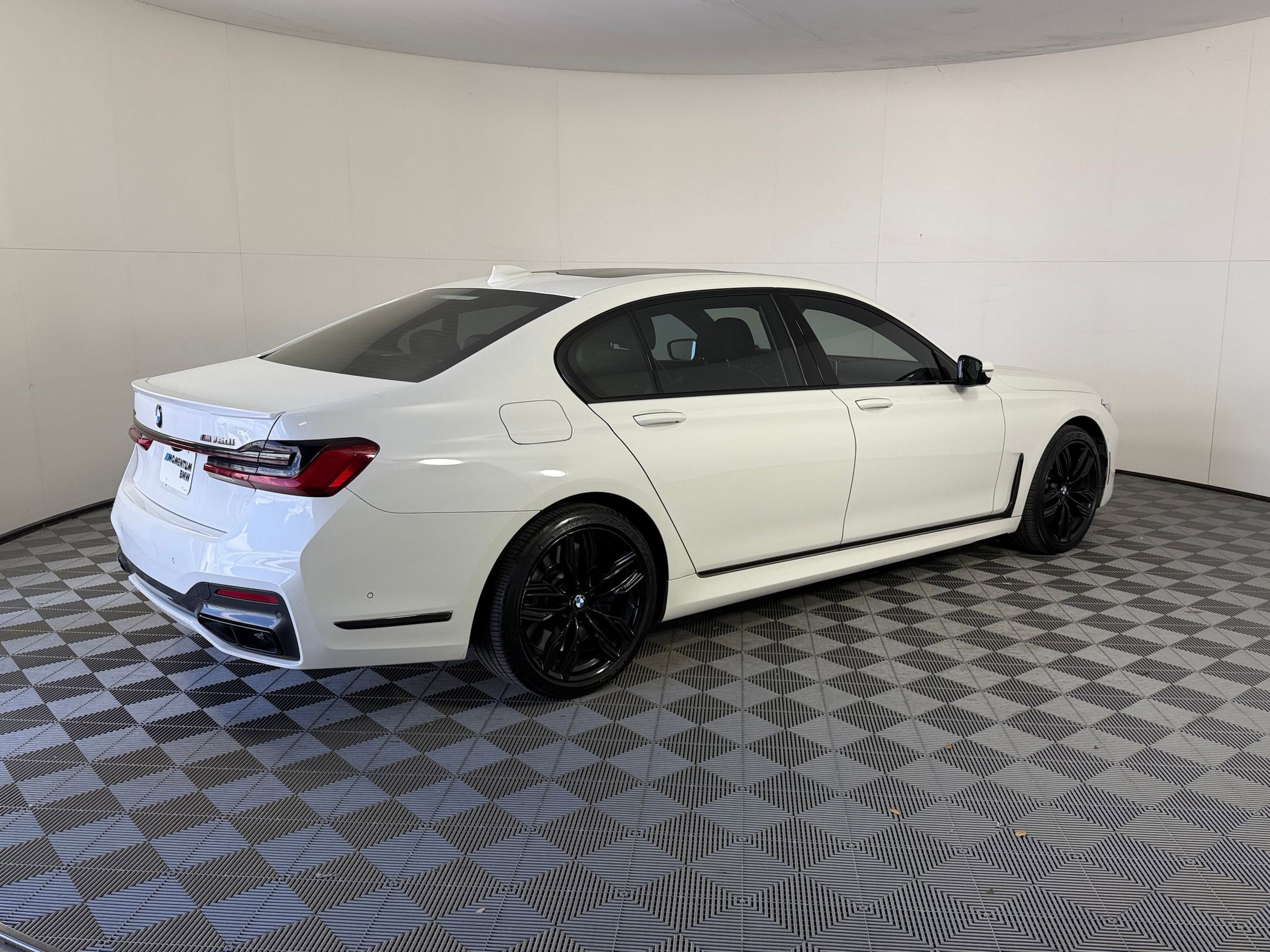 Used 2020 BMW M760i xDrive w/ Luxury Rear Seating Package image 9
