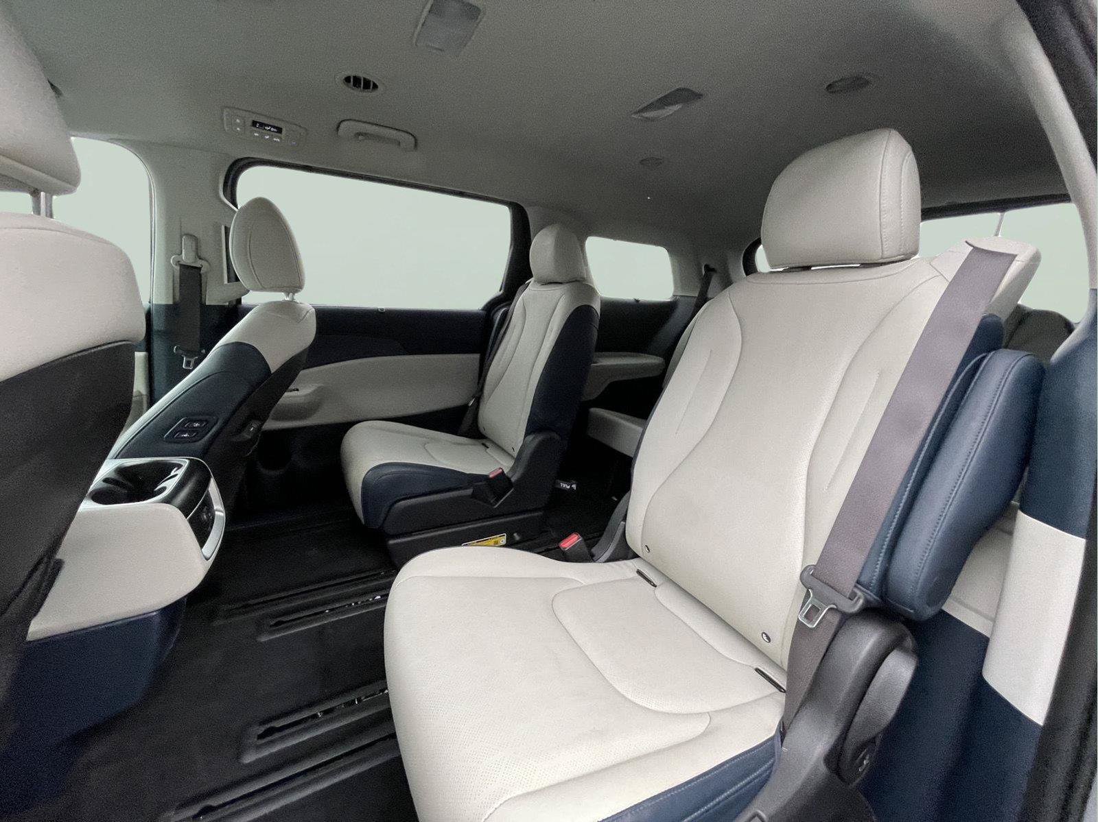 Used 2025 Kia Carnival EX FWD image 18