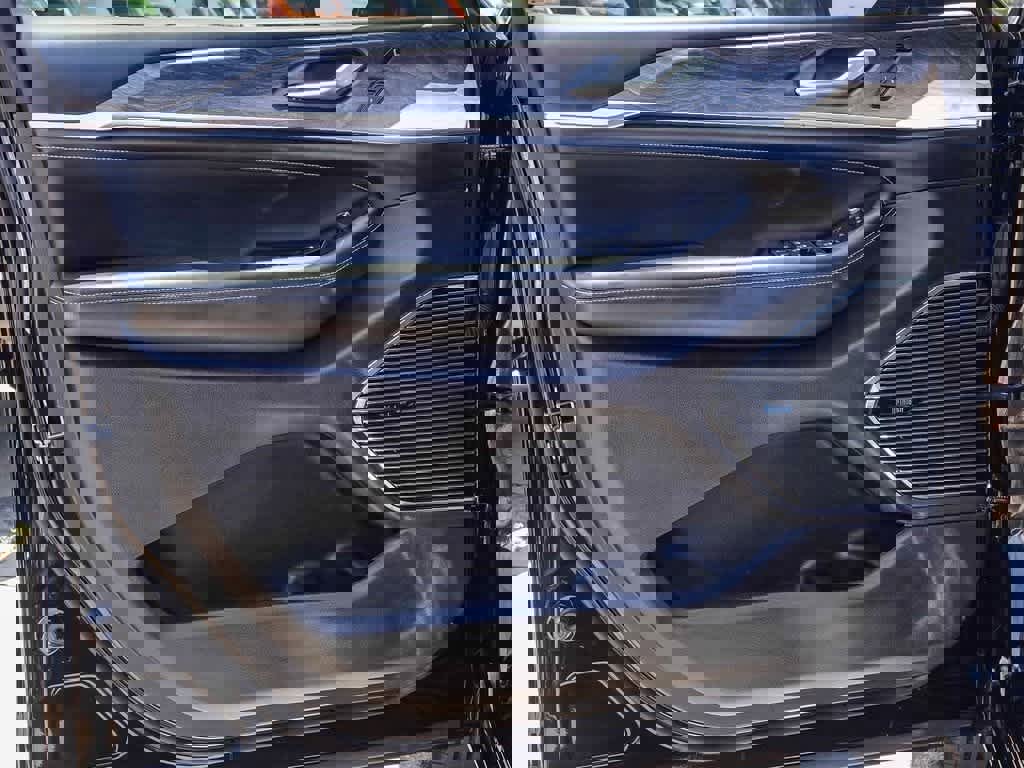 Certified 2022 Jeep Grand Cherokee L Overland w/ Luxury Tech Group IV image 18