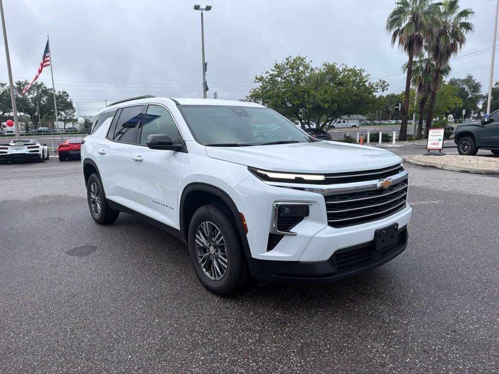 Used 2026 Chevrolet Traverse LT FWD image 3