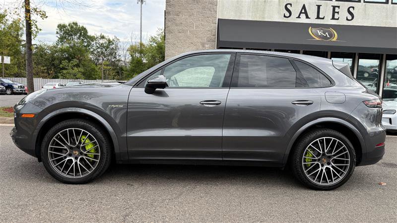 Used 2023 Porsche Cayenne w/ Premium Package image 2