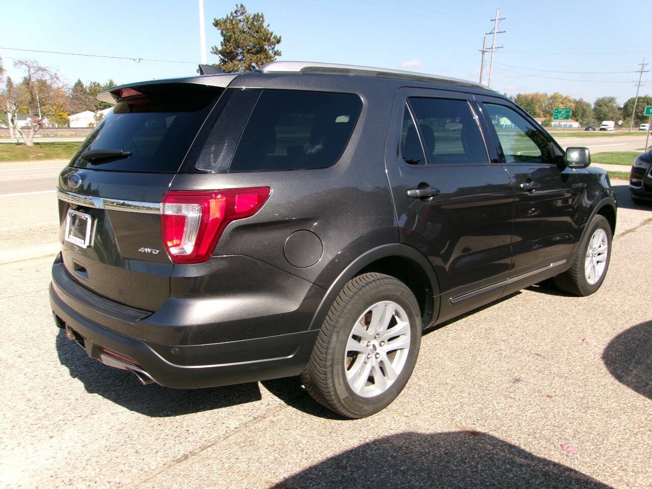Used 2018 Ford Explorer XLT AWD/4WD image 3