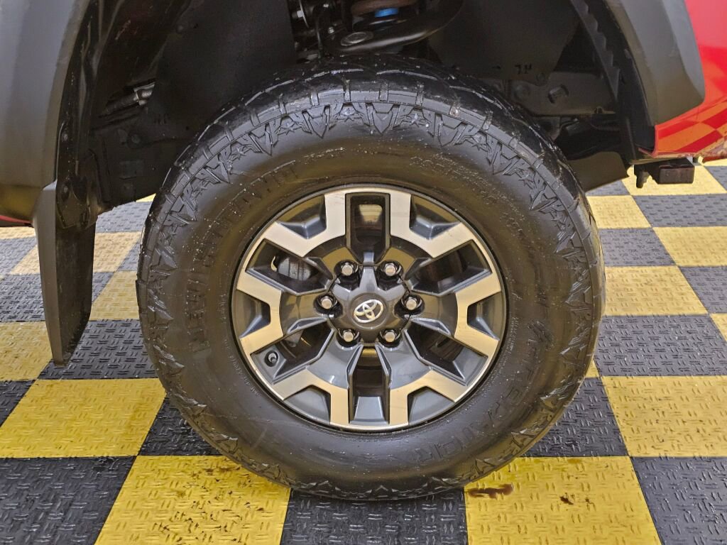 Used 2019 Toyota Tacoma TRD Off-Road w/ Technology Package AWD/4WD image 9