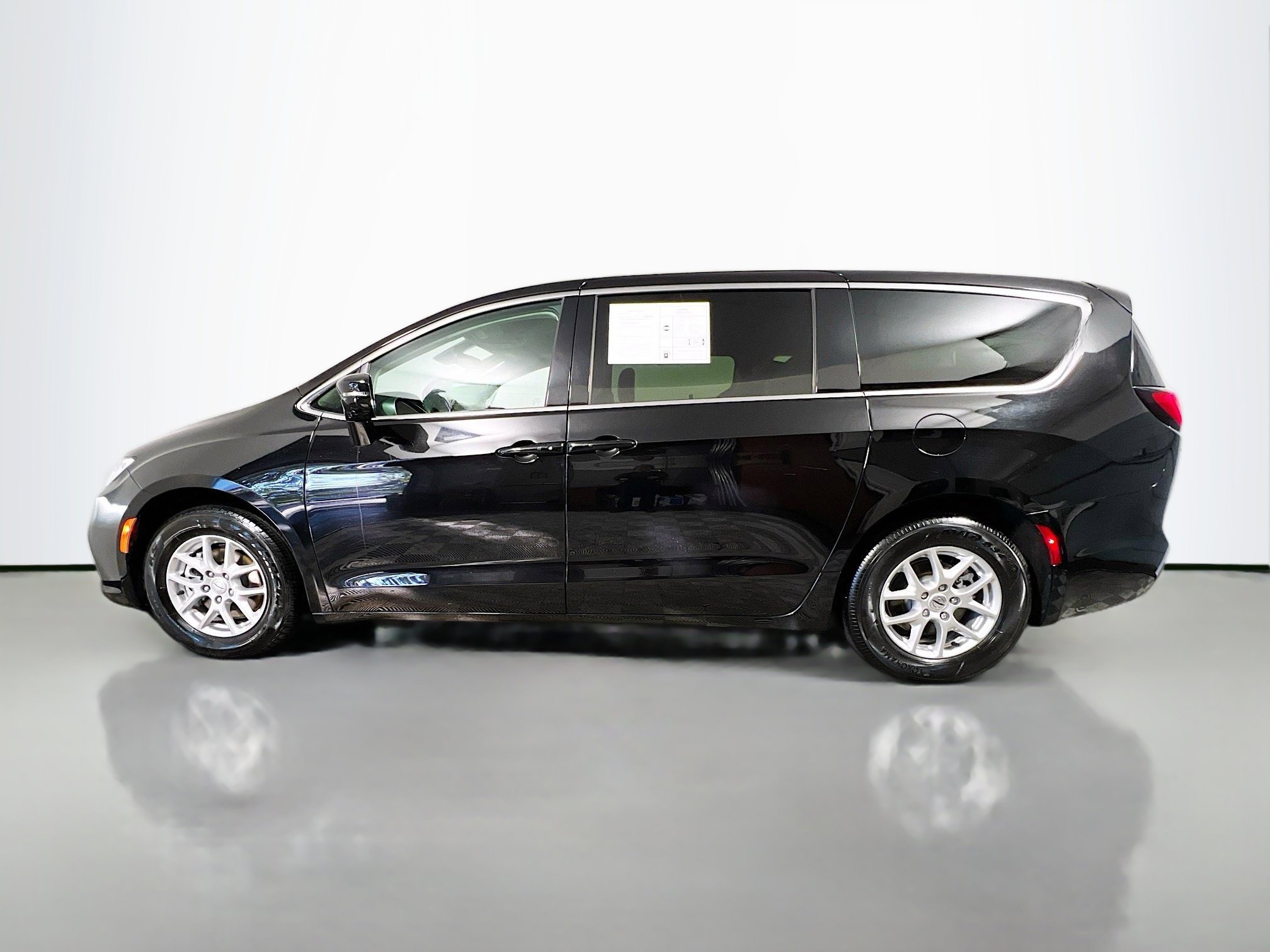 Used 2024 Chrysler Pacifica Touring-L image 9