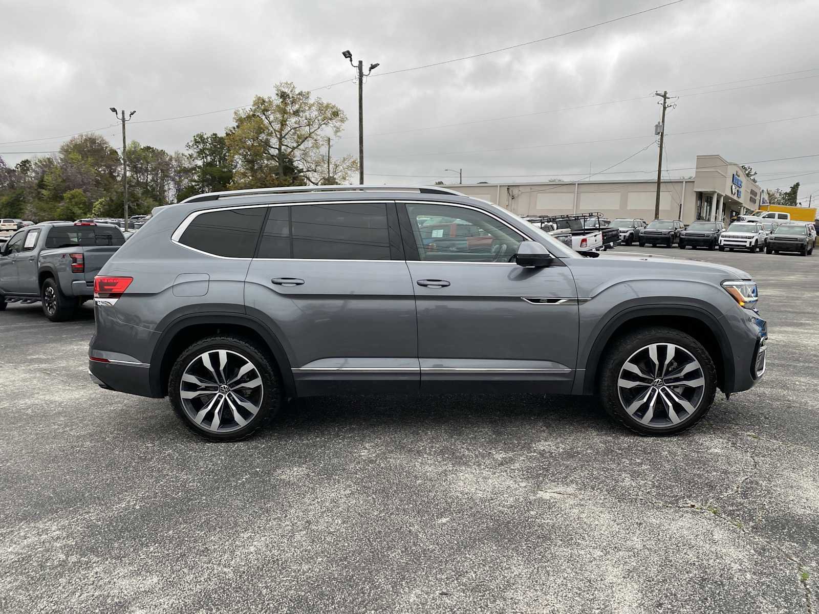 Used 2022 Volkswagen Atlas SEL Premium image 4