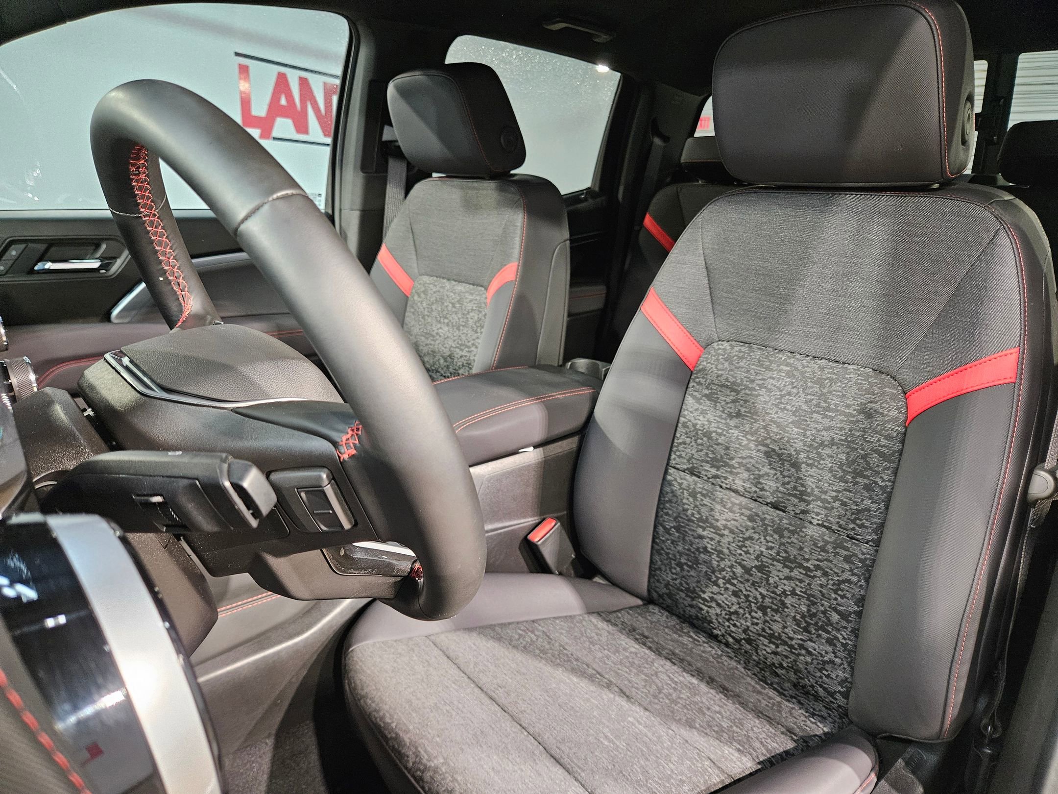 Used 2025 Chevrolet Colorado Z71 image 24