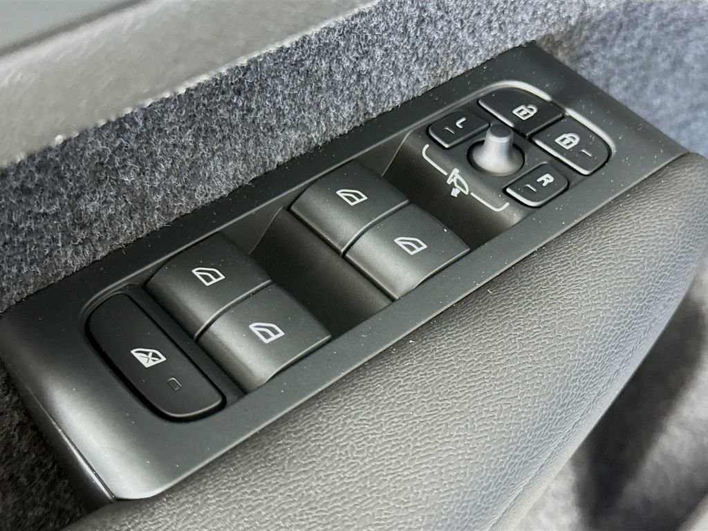 Used 2023 Volvo XC40 B5 Ultimate w/ Protection Package Premier image 18