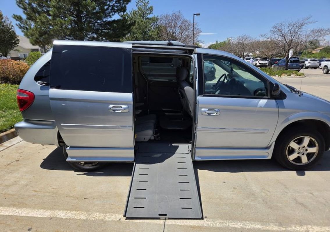 Used 2005 Dodge Grand Caravan SXT w/ Leather Interior Group FWD image 1