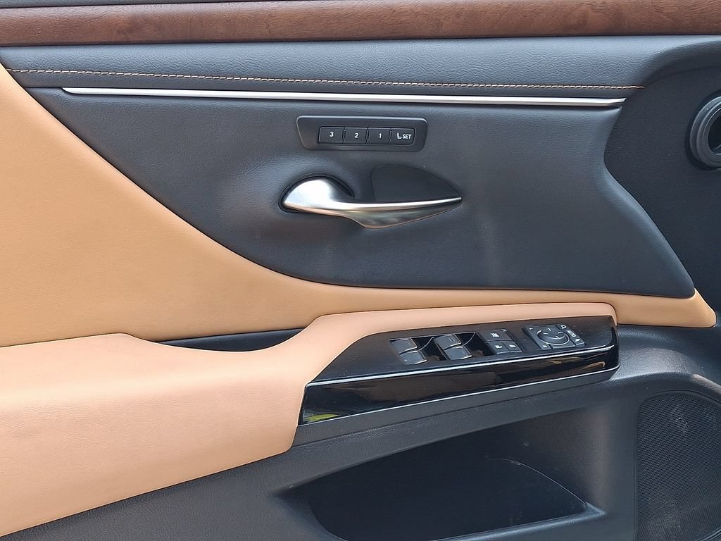 Used 2025 Lexus ES 300h w/ Premium Package FWD image 13