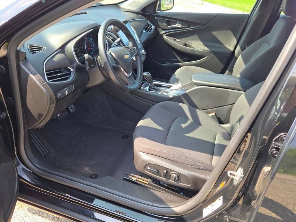 Used 2017 Chevrolet Malibu LT FWD image 20