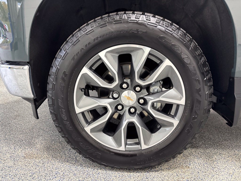Used 2025 Chevrolet Silverado 1500 LT AWD/4WD image 39