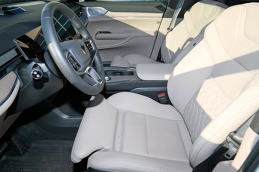 New 2025 Volvo EX90 Ultra image 16