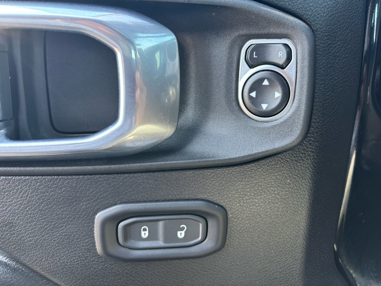 Used 2024 Jeep Wrangler Unlimited AWD/4WD image 15