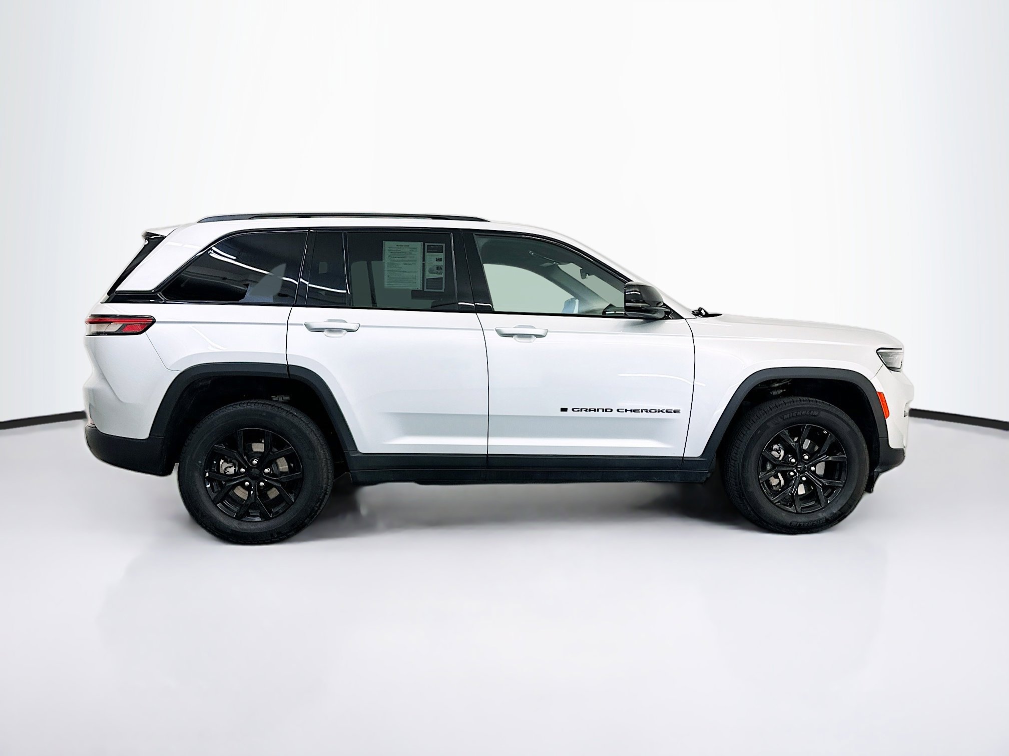Used 2025 Jeep Grand Cherokee Altitude image 10