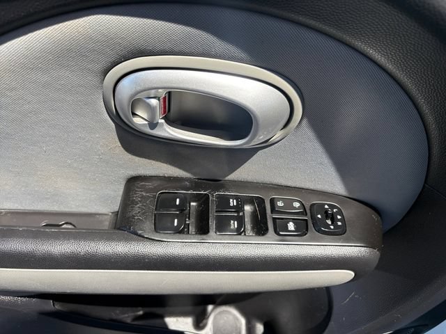 Used 2016 Kia Soul + FWD image 18