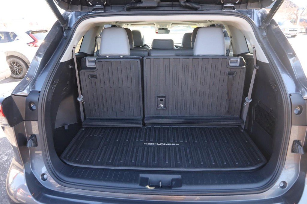 Used 2022 Toyota Highlander XLE image 7