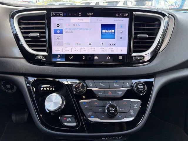 Used 2025 Chrysler Pacifica Select FWD image 27