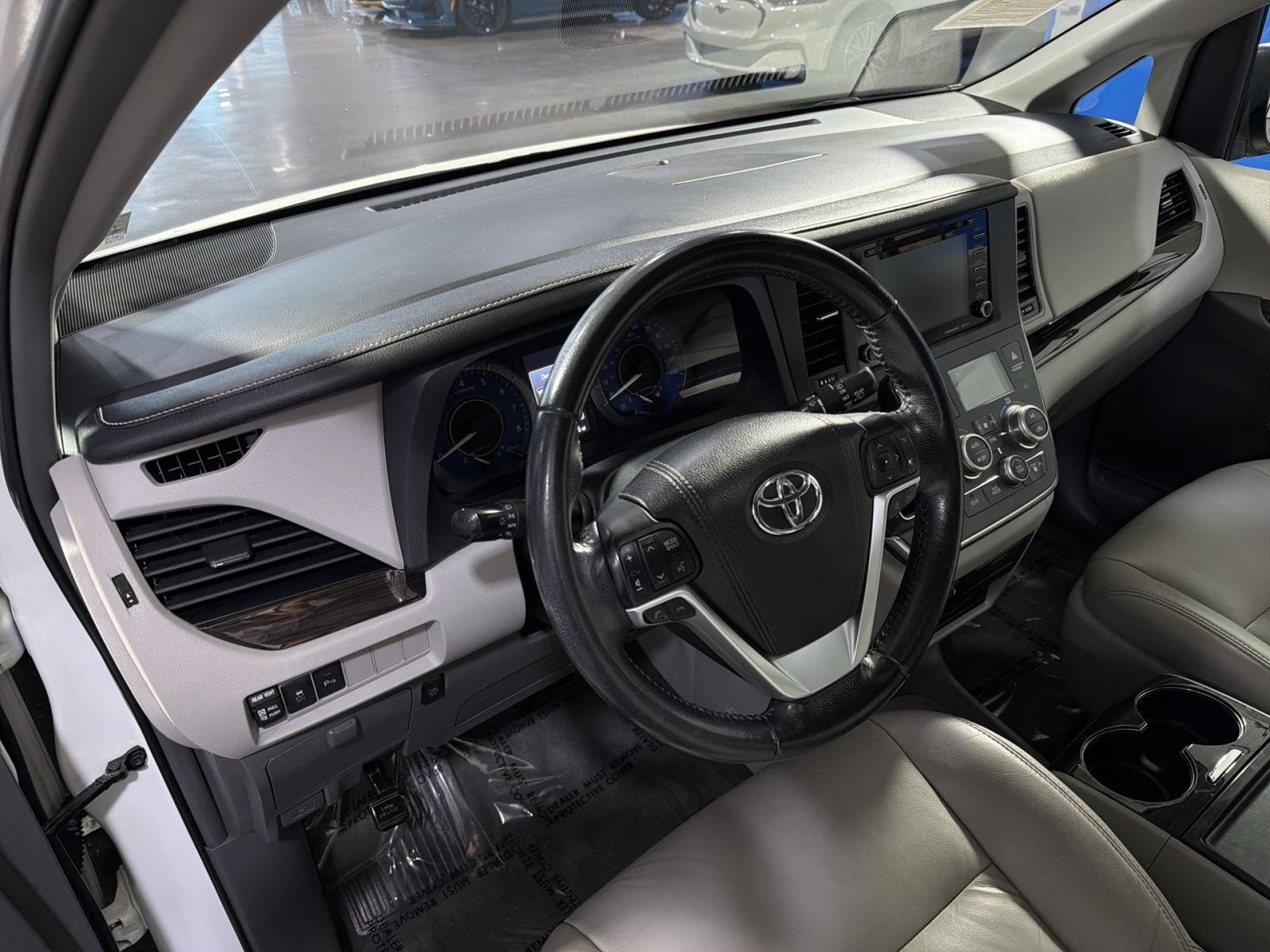 Used 2018 Toyota Sienna XLE Premium FWD image 18