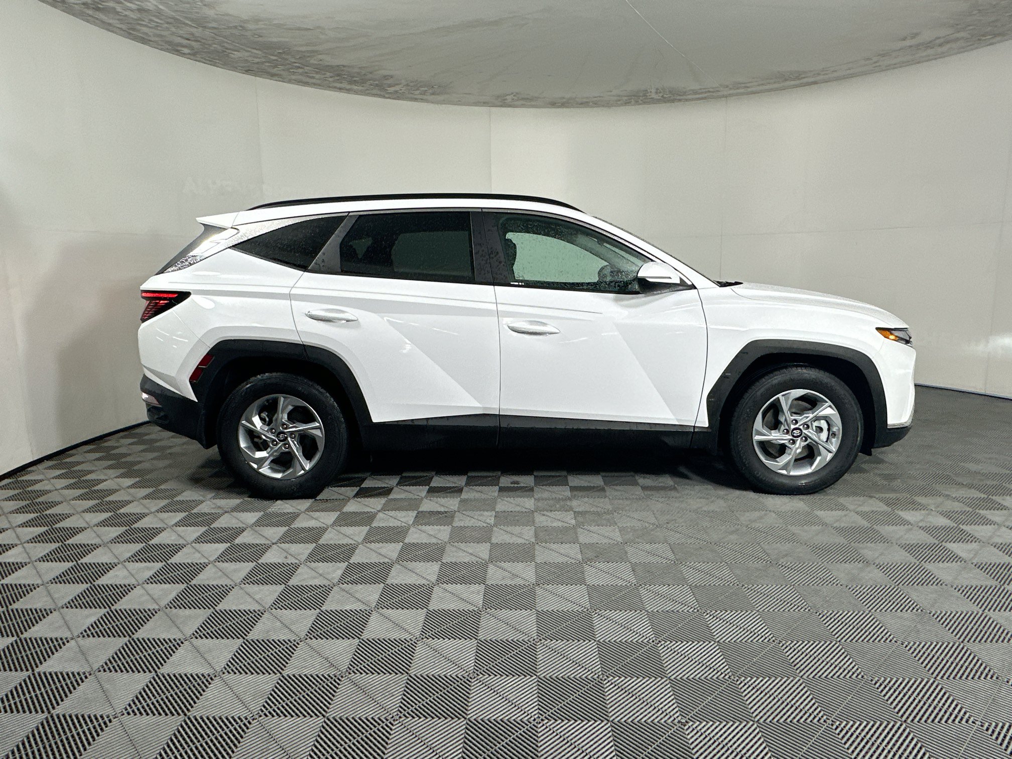Used 2023 Hyundai Tucson SEL FWD image 2