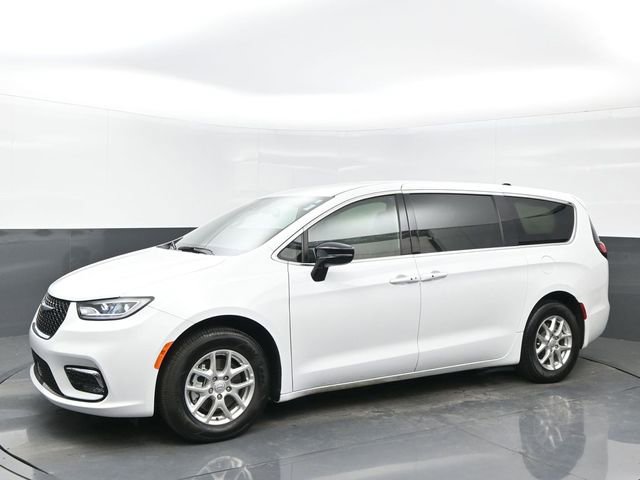 Used 2025 Chrysler Pacifica Select image 2