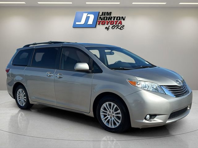 Used 2015 Toyota Sienna XLE w/ XLE Navigation Package image 3