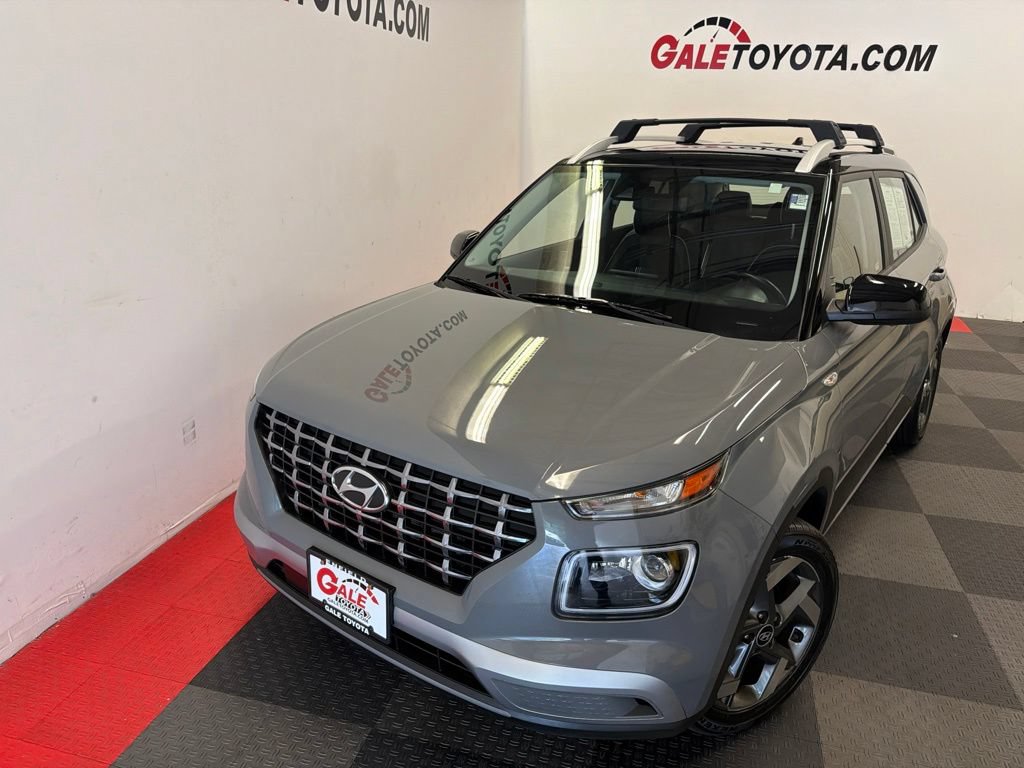 Used 2022 Hyundai Venue Limited FWD image 3
