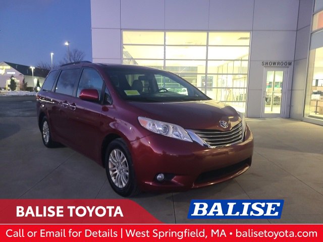 Used 2017 Toyota Sienna XLE image 1