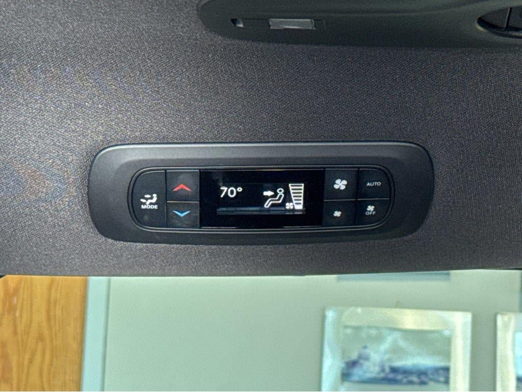 Used 2025 Chrysler Pacifica Select FWD image 35