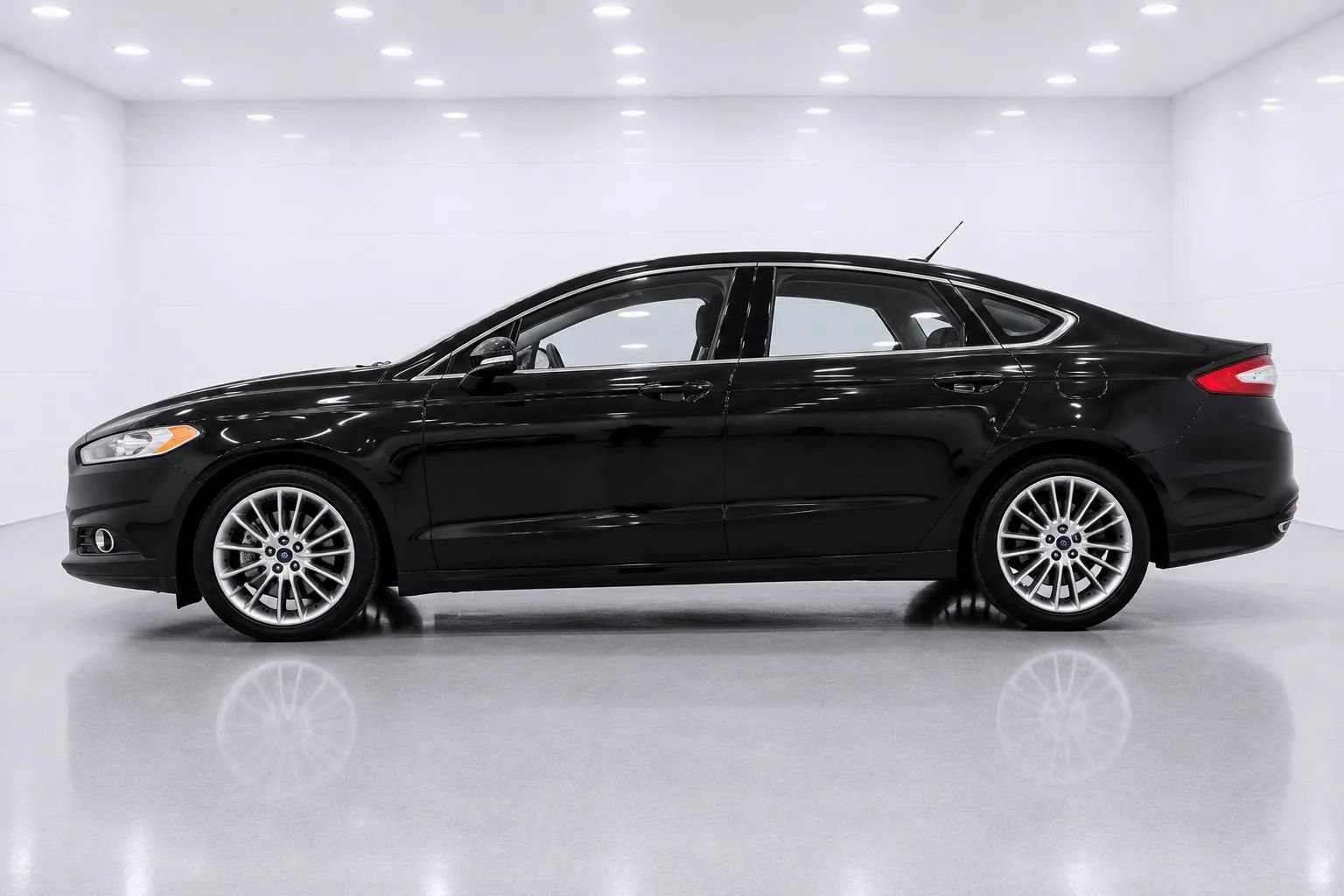 Used 2016 Ford Fusion Titanium FWD image 2