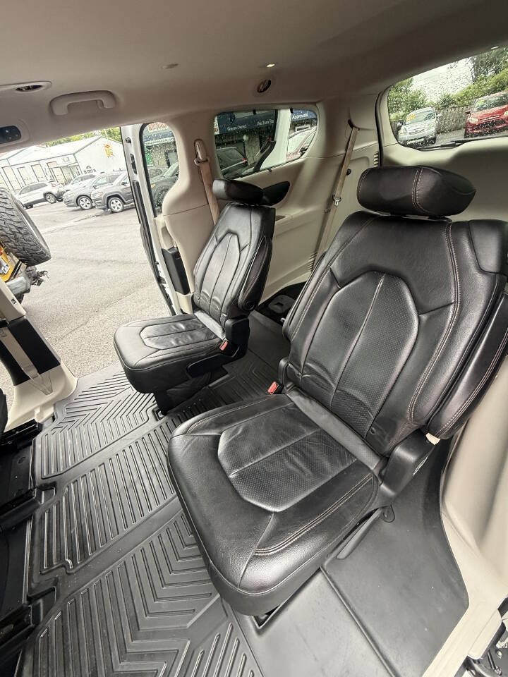 Used 2020 Chrysler Pacifica Touring-L FWD image 10