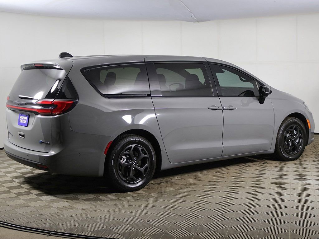 Used 2023 Chrysler Pacifica Limited w/ Uconnect Theater Family Group image 16