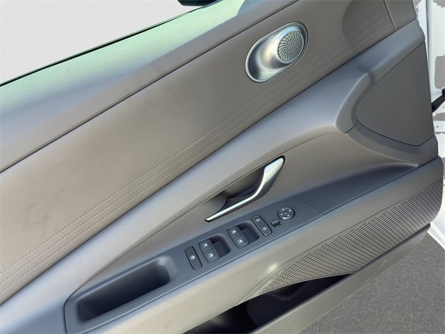 Used 2025 Hyundai Elantra SE w/ Cargo Package image 13