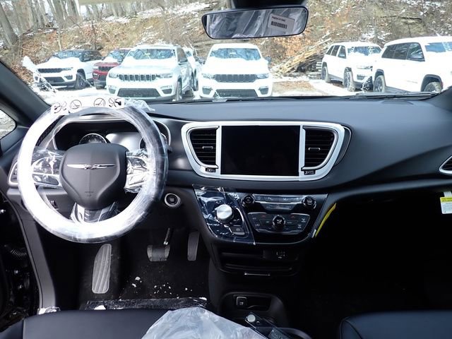 New 2026 Chrysler Voyager LX image 16