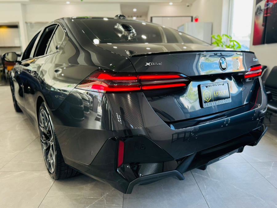 Used 2024 BMW 540i xDrive w/ Premium Package image 5