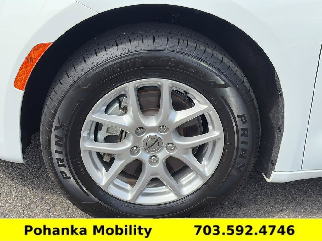 Used 2024 Chrysler Pacifica Touring-L FWD image 29