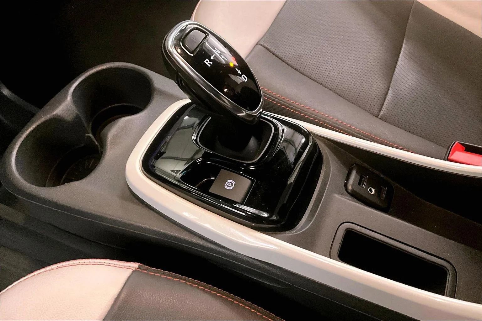 Used 2018 Chevrolet Bolt Premier w/ Driver Confidence II Package image 16