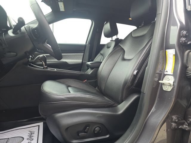 Certified 2024 Jeep Compass Latitude w/ Sun and Sound Group AWD/4WD image 9