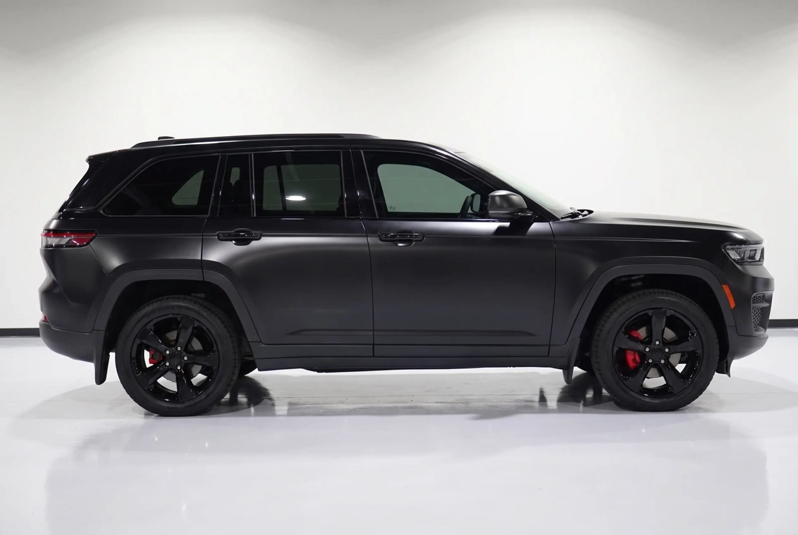 Used 2023 Jeep Grand Cherokee Altitude AWD/4WD image 5