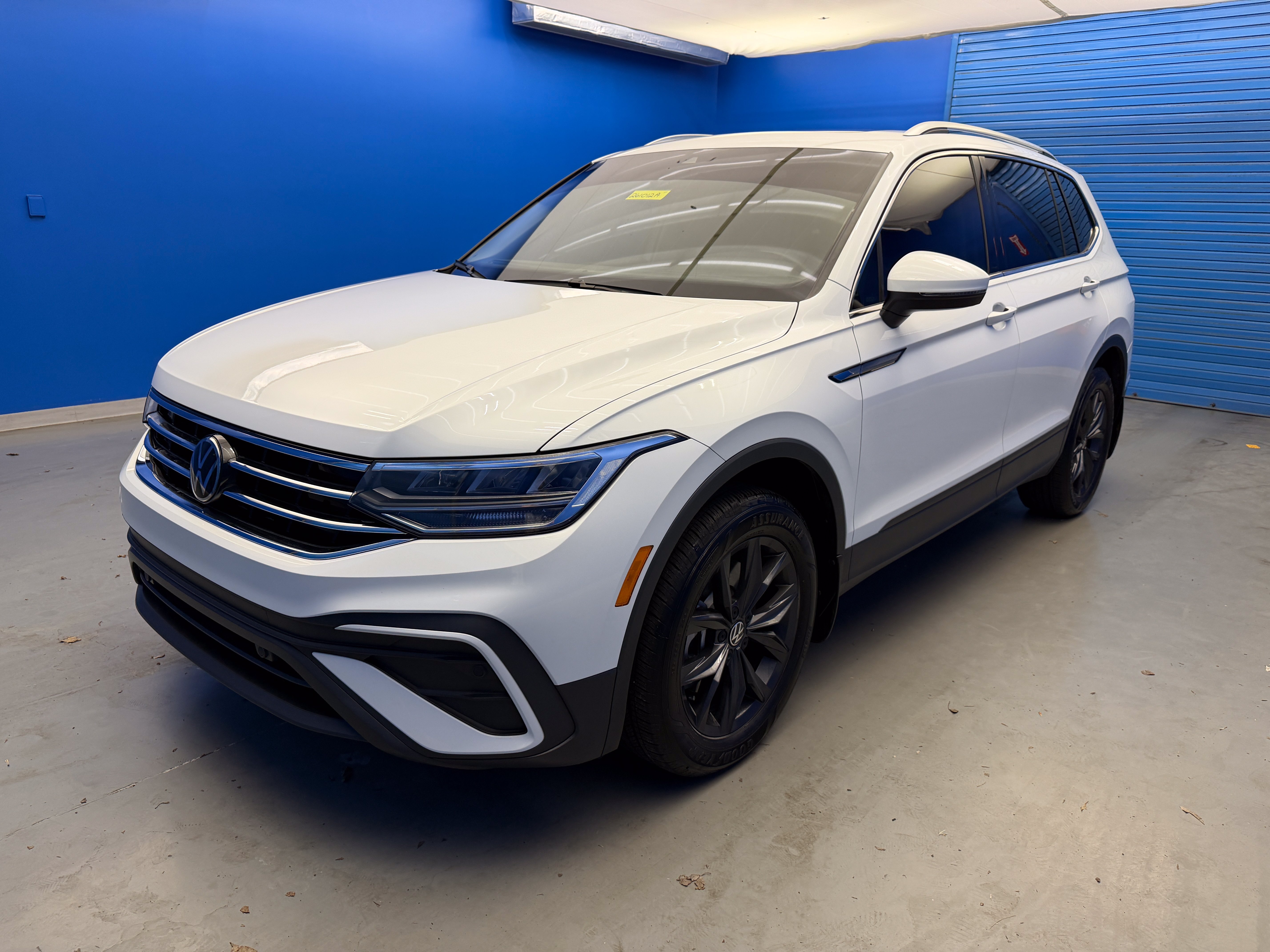 Used 2024 Volkswagen Tiguan SE w/ Panoramic Sunroof Package FWD image 7