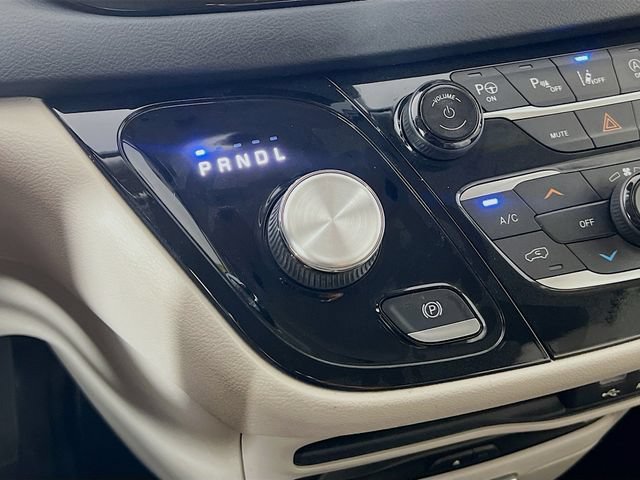 Used 2019 Chrysler Pacifica Touring-L Plus w/ Advanced Safetytec Group FWD image 23