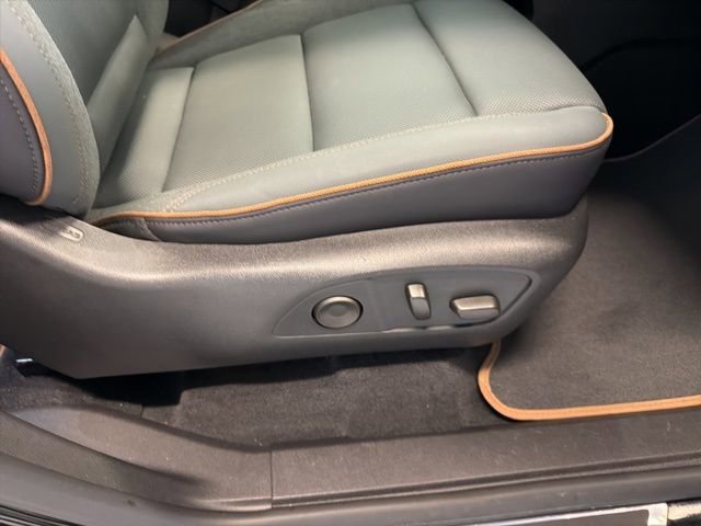 Used 2025 GMC Acadia AT4 w/ Luxury Package image 17