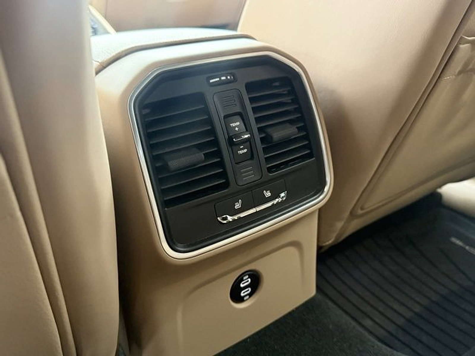 Used 2023 Porsche Macan Turbo image 14