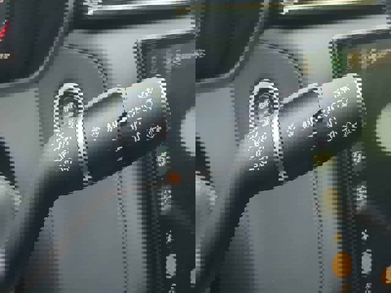 Certified 2024 Land Rover Range Rover Velar Dynamic SE image 27