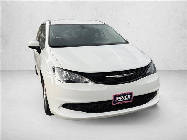 Used 2022 Chrysler Voyager LX FWD image 3