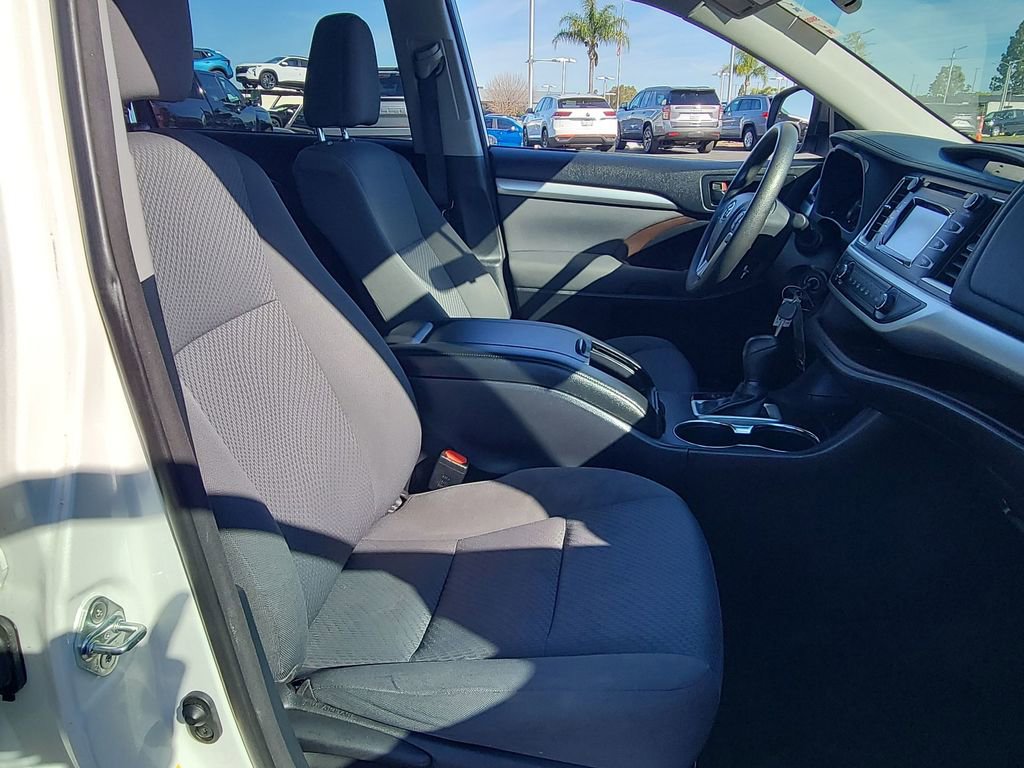 Used 2015 Toyota Highlander LE image 25