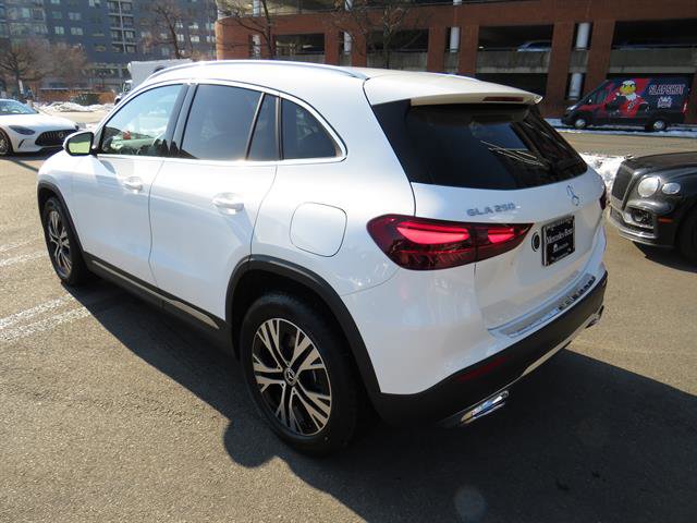 Used 2025 Mercedes-Benz GLA 250 4MATIC image 2