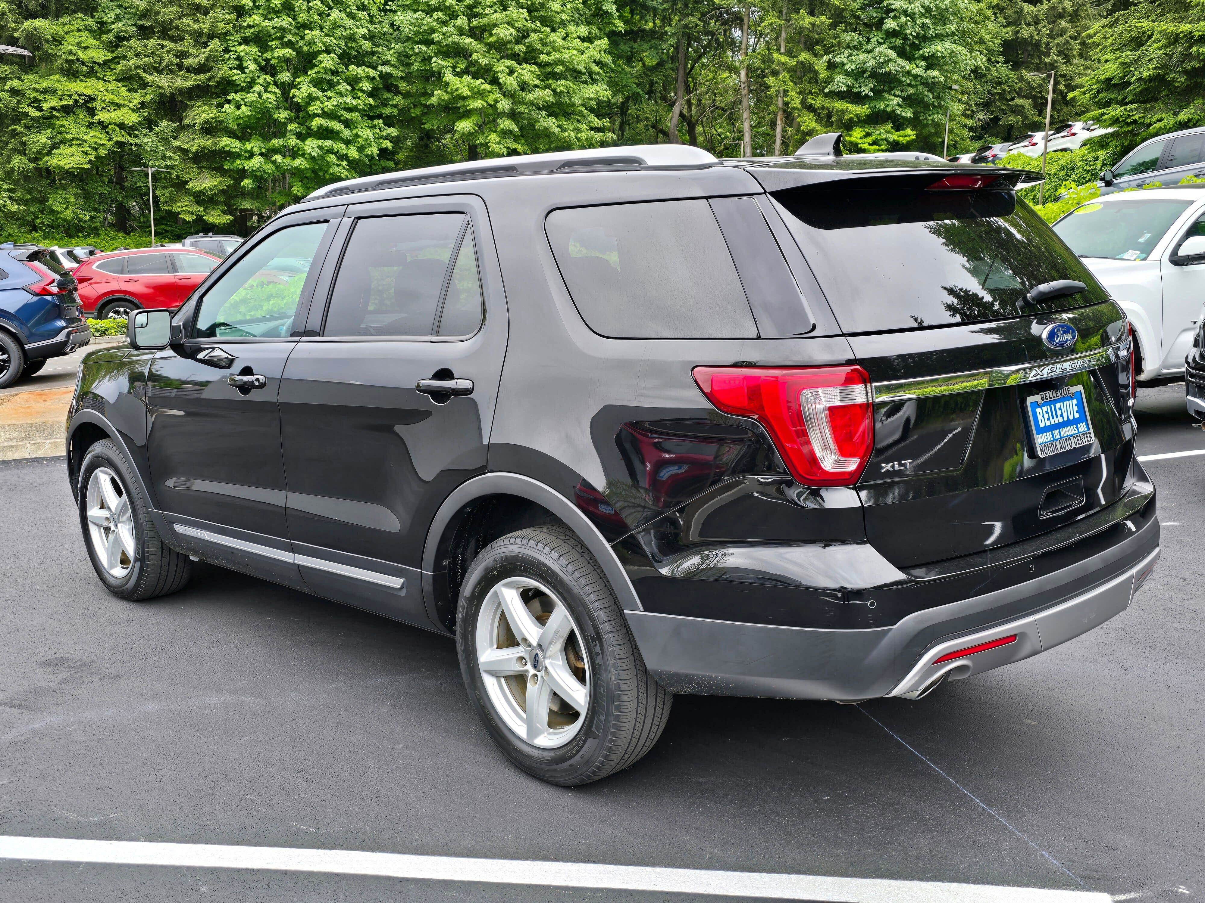 Used 2017 Ford Explorer XLT w/ Equipment Group 202A AWD/4WD image 5