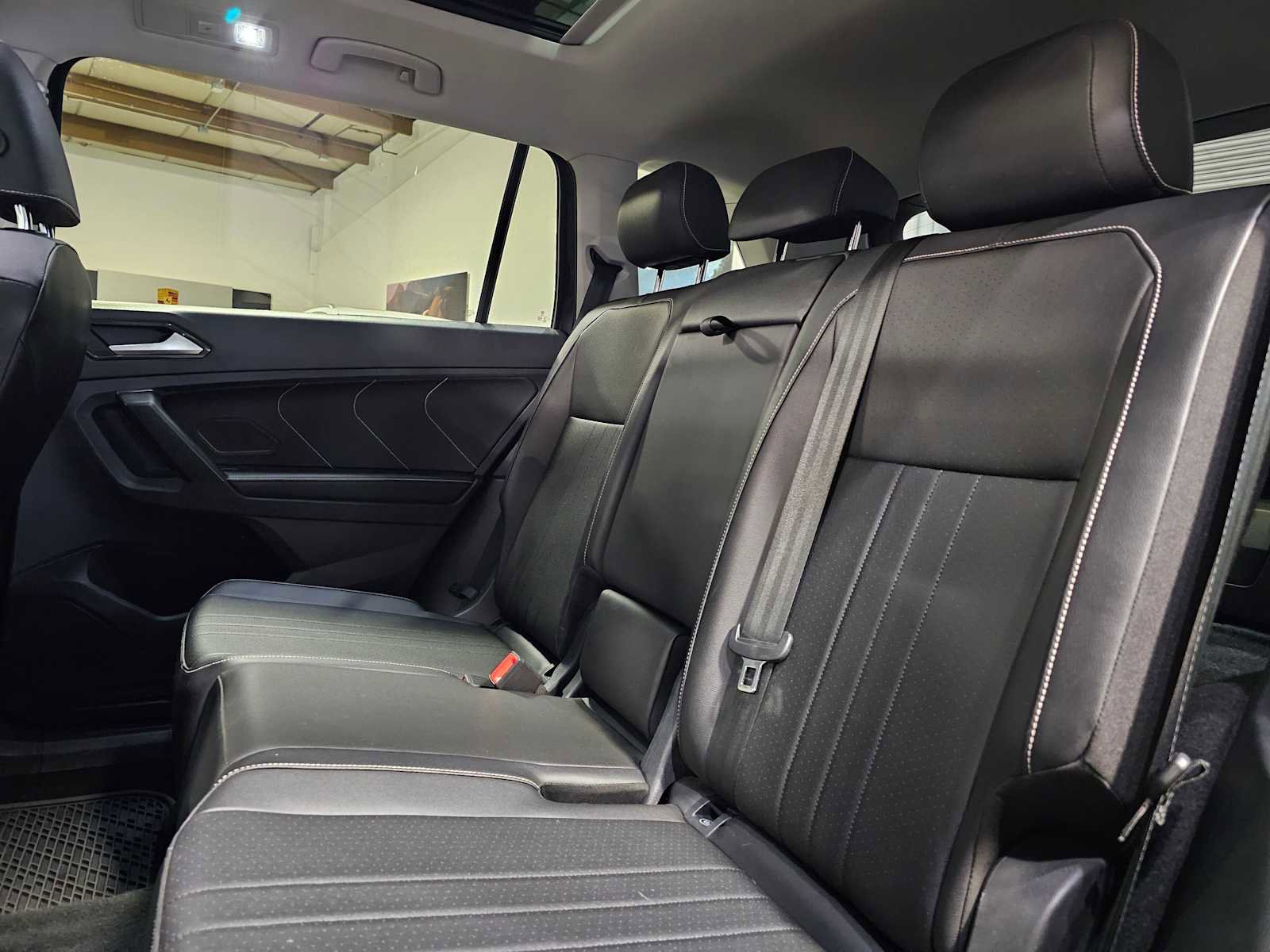 Used 2023 Volkswagen Tiguan SE w/ Panoramic Sunroof Package image 17