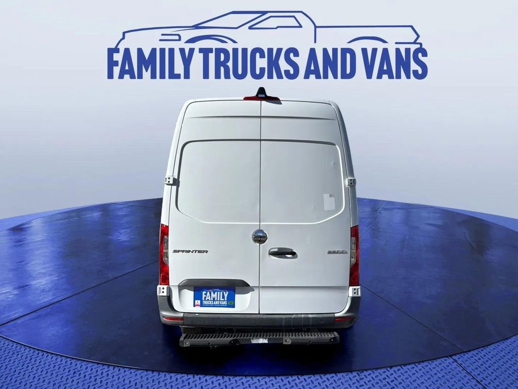 Used 2021 Freightliner Sprinter 2500 image 4